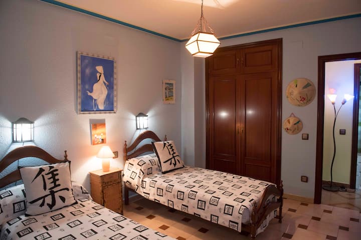 Armario empotrado en la habitación con perchas.