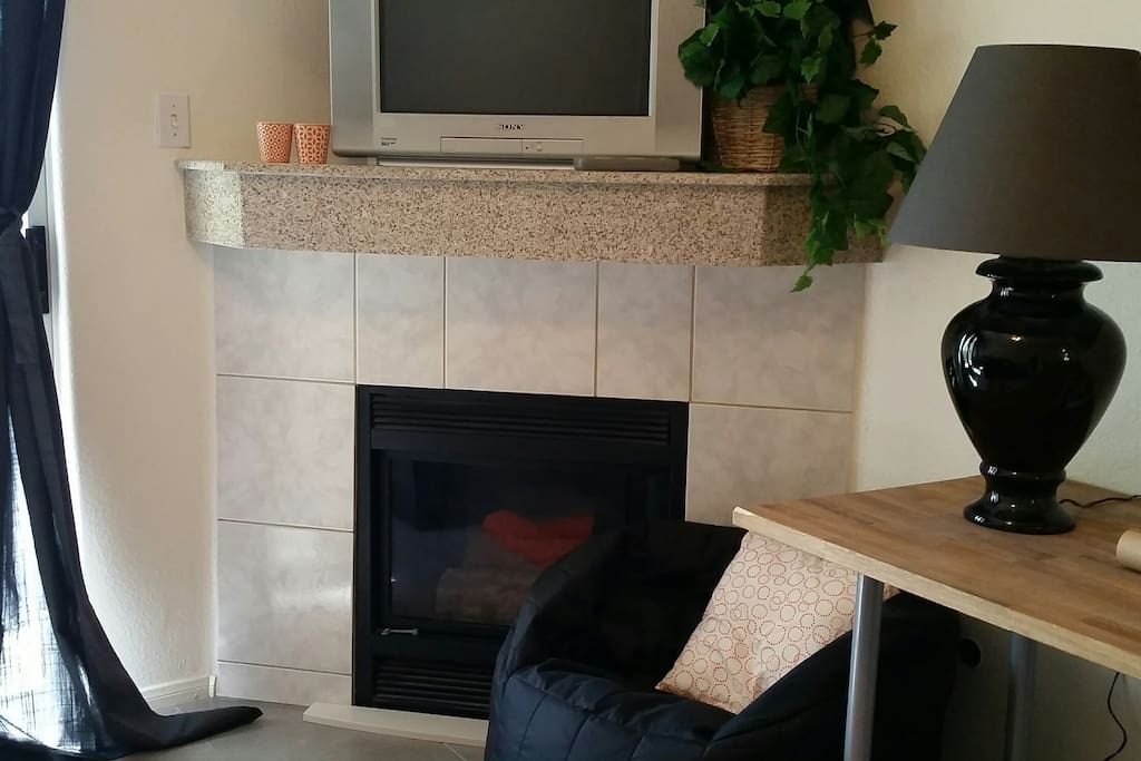 Fireplace, tv with cable and wifi