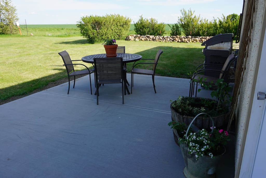 Peacefull eastside patio with a natural gas grill