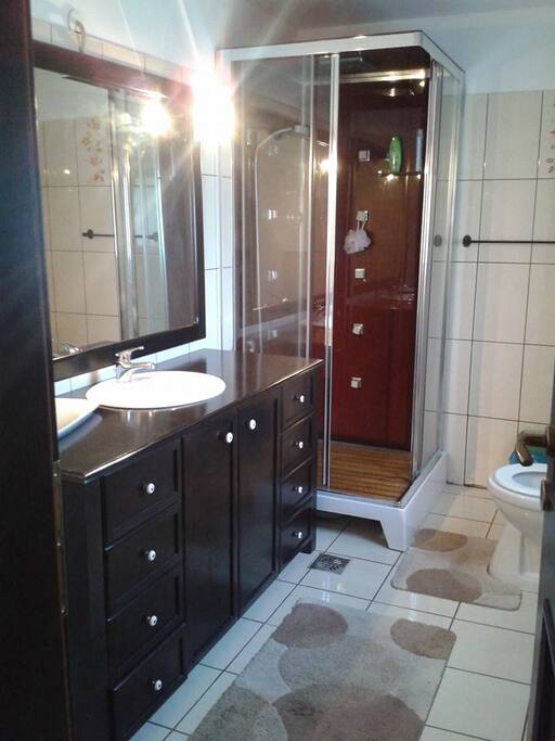 Upper batroom with WC and shower