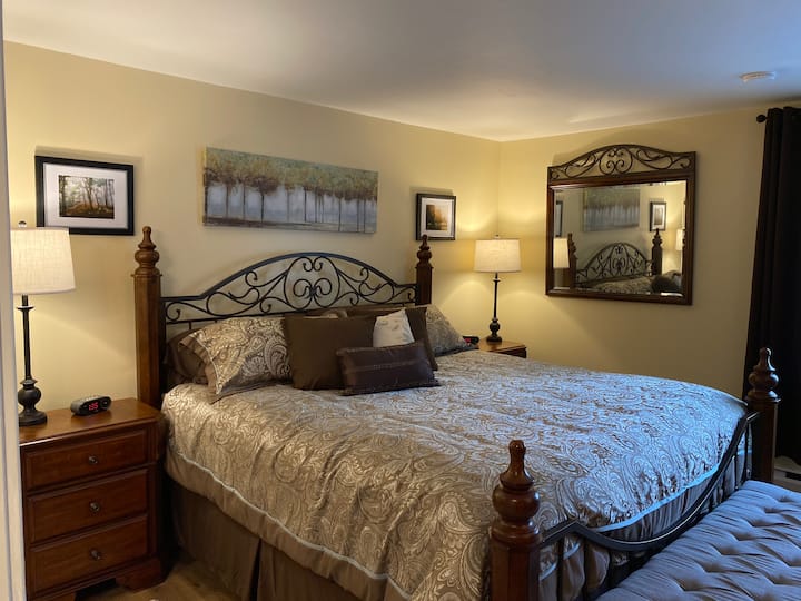 ห้องนอนใหญ่มีเตียงคิงไซส์พร้อมห้องน้ำส่วนตัวเต็มรูปแบบ 