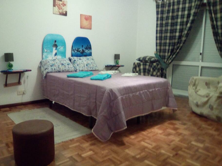 Quarto duplo com cama de casal