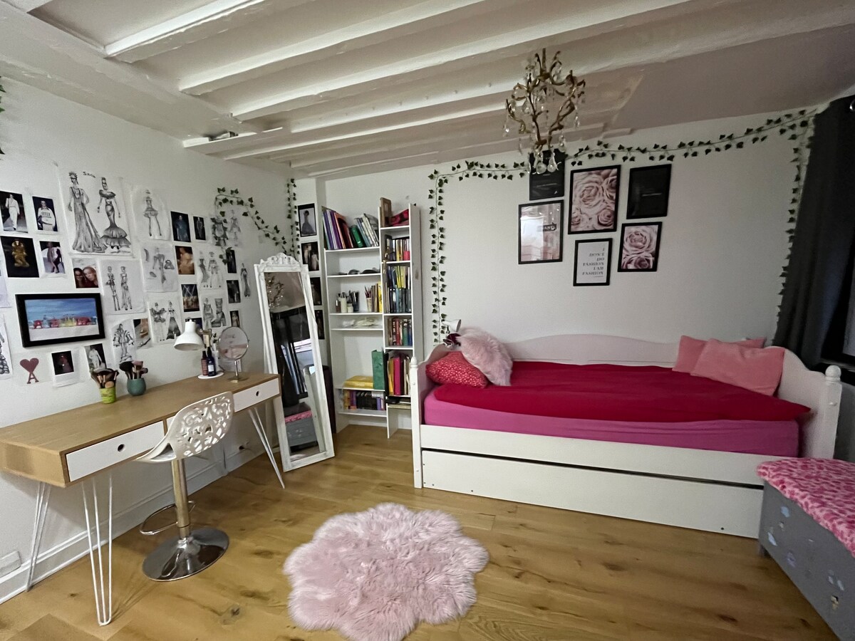 3 ერთადგილიანი საწოლი 
90/190
Სამუშაო მაგიდა სამუშაო სივრცით