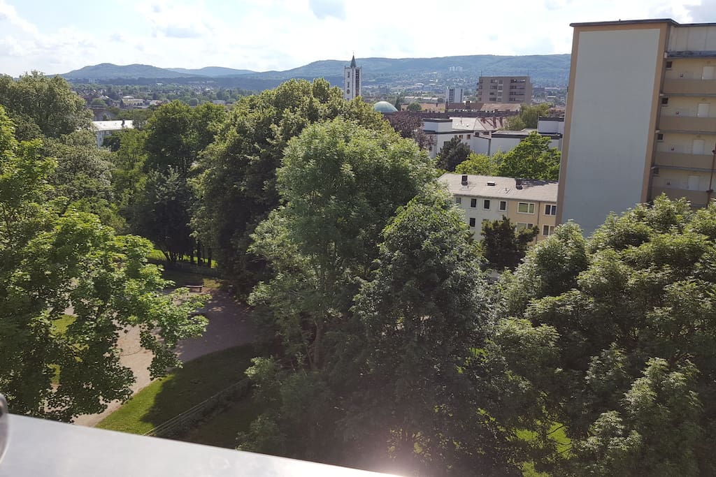 Der Ausblick vom Balkon: Perfekt für ein stärkendes Frühstück vor einem aufregenden Tag oder ein Feierabend-Bier in der untergehenden Abendsonne.