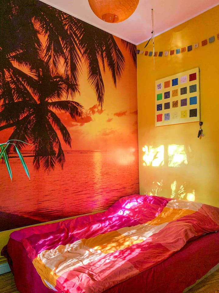 Krevati nën pëllëmbë, zgjohu gjithmonë nga një agim i bukur tropikal