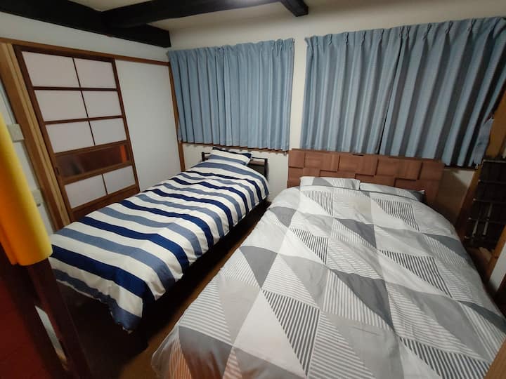 寝室ダブルベッド＋シングルベッド