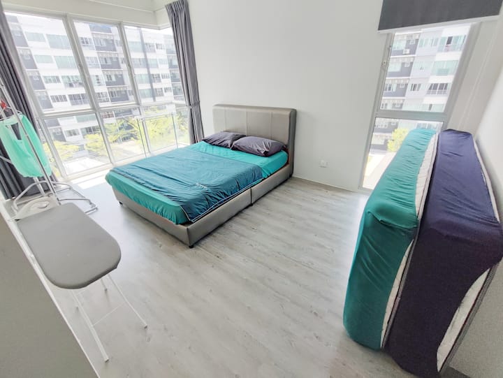 Dormitorio principal
1 cama tamaño queen + colchón individual de 2 piezas 