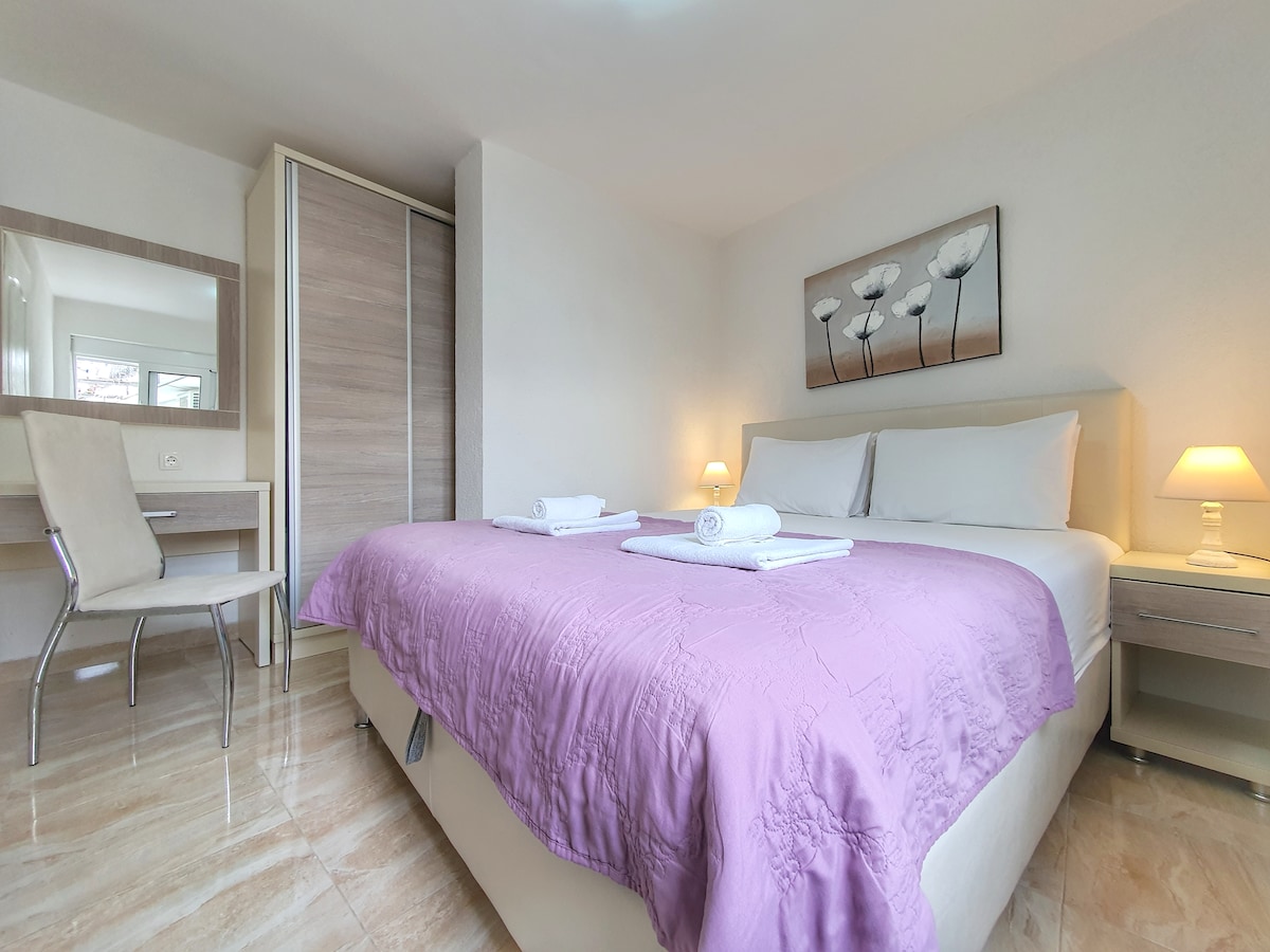 Спална соба со удобен брачен кревет (широк 150-179 см).