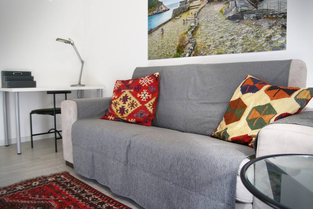 Salotto con divano letto e scrivania