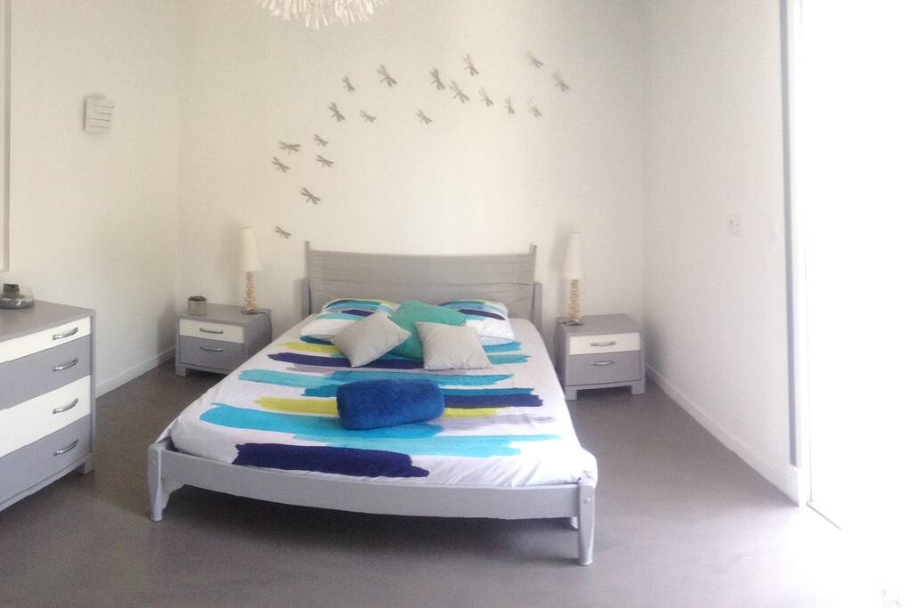 CHAMBRE LIBELLULE, VILLA DES FLAMANTS ROSES
Lit 160 X 200 cm Accès direct à la terrasse et à la piscine