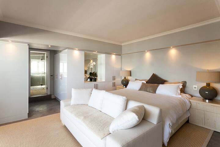 Spacious luxury apartment with infinite sea views gallery image 5