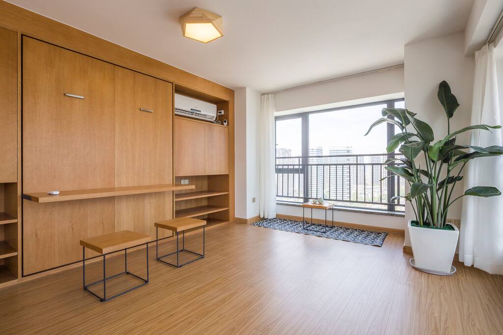 一楼此处拉开是一张双人床 躺床上就能看海景、沙滩、湿地公园、游艇码头、五缘大桥
