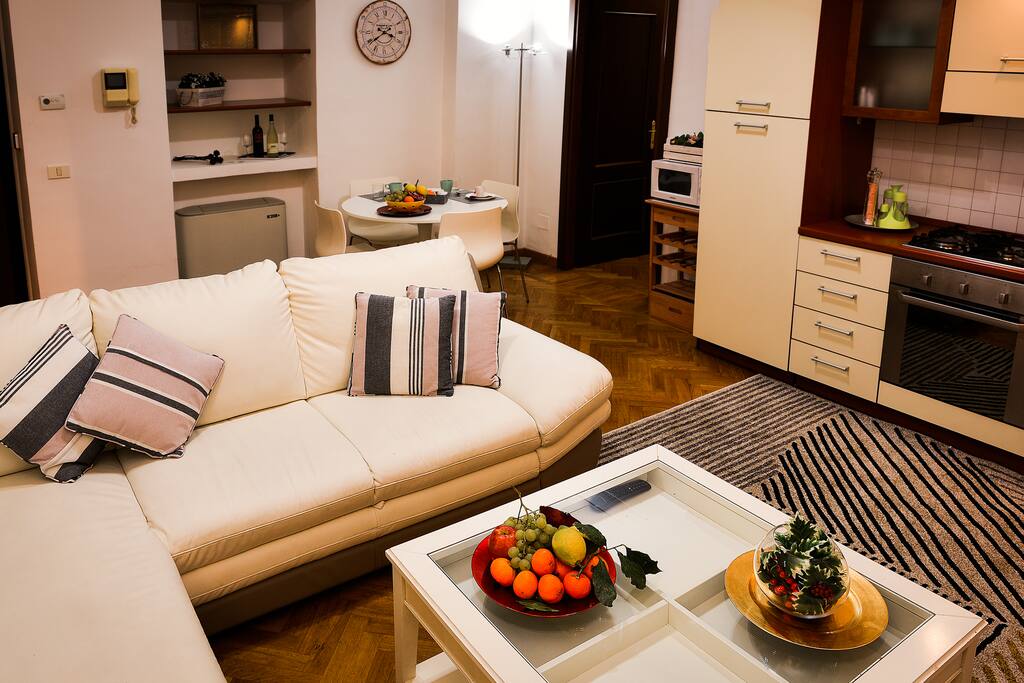 Brand new furniture and recently renovated apartment in heart of Rome - Trevi fountain just minutes away! TV with Netflix, comfortably sleeps 4 adults - lots of extra towels, pillows, blankets. Washer + drier. Fast Wifi!