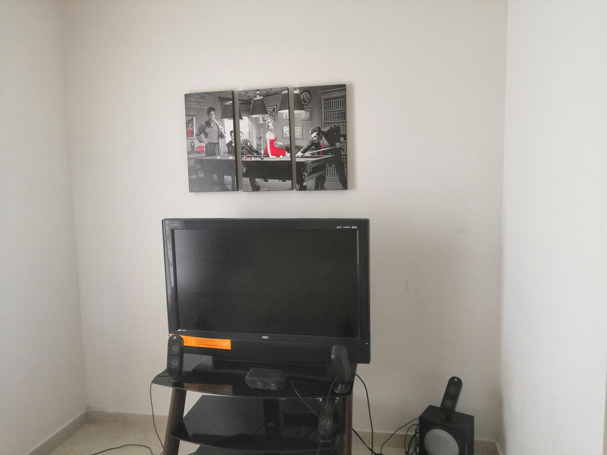 Fourth bedroom with single bed with 42"TV with magacable basic package in the lower part of the house no stairs are required to enter and it has a full bathroom.