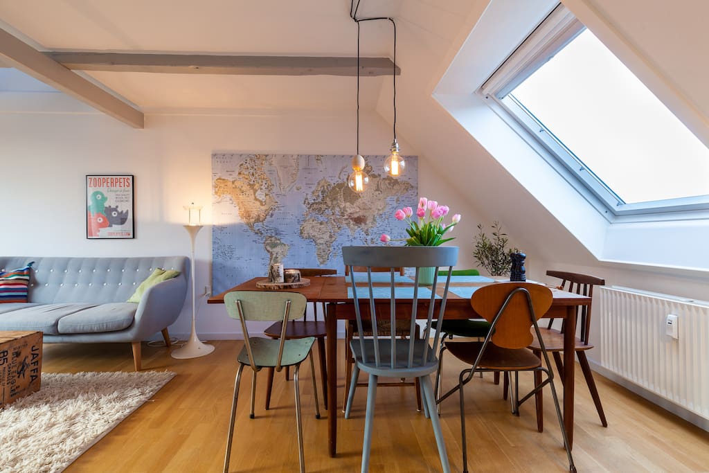 Spisebord med plads til 7 personer