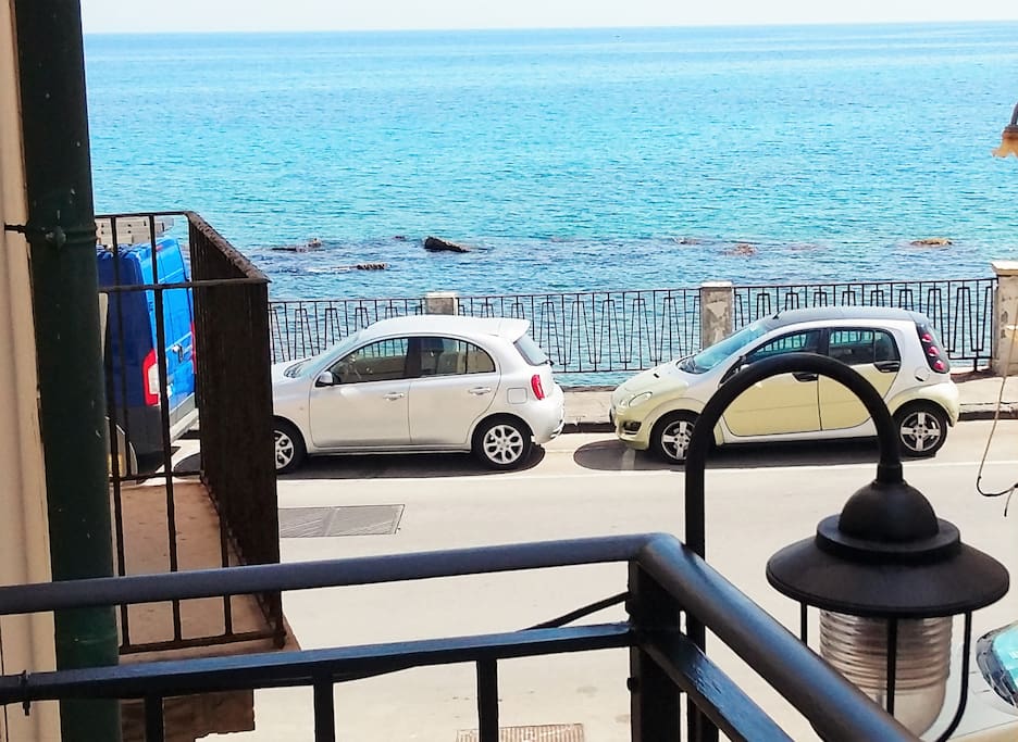 Vista dal balcone. Il mare dentro!