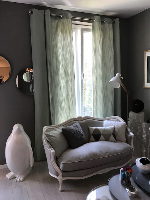 Salon avec grandes fenêtres sur jardin