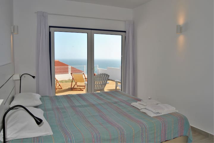 Habitación delantera con dos camas individuales.