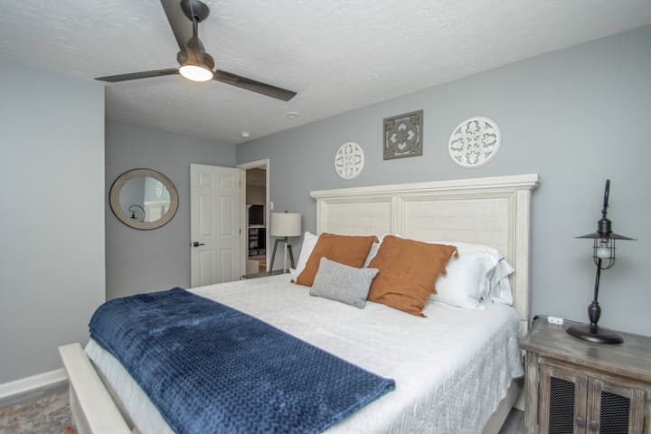 Tercer dormitorio en la planta baja con cama tamaño king.