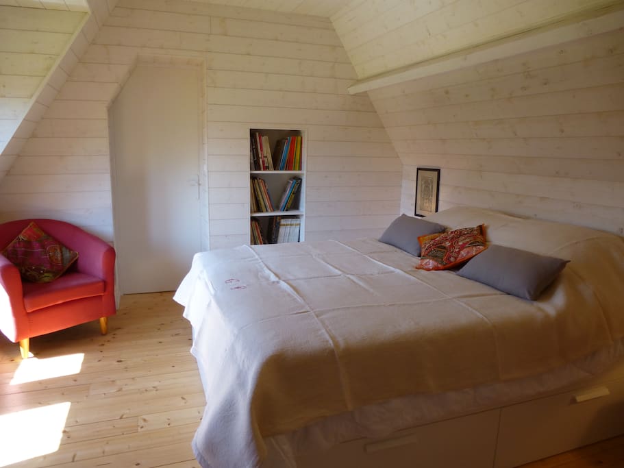 La chambre au 1er étage de la maison, lit de 160cm x 200cm , Literie de qualité, oreillers 2 faces pour votre confort.