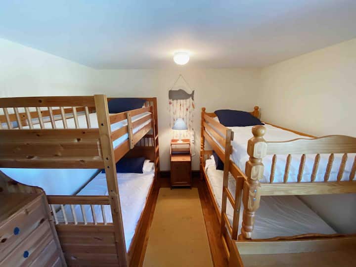 2 двуетажни легла