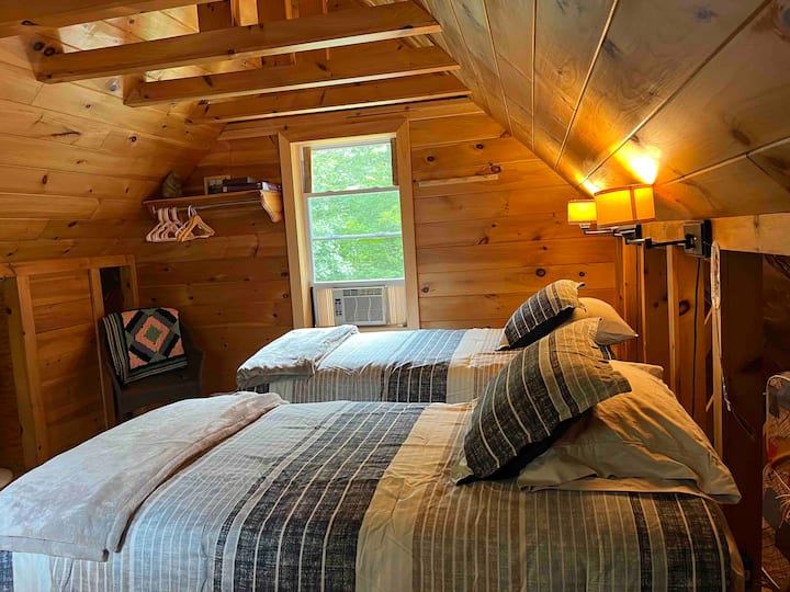 楼上卧室。 
两张单人床-或-一张加大双人床：请告诉我您喜欢哪张！
提供所有床上用品和床上用品。
可放置手提箱和衣架。