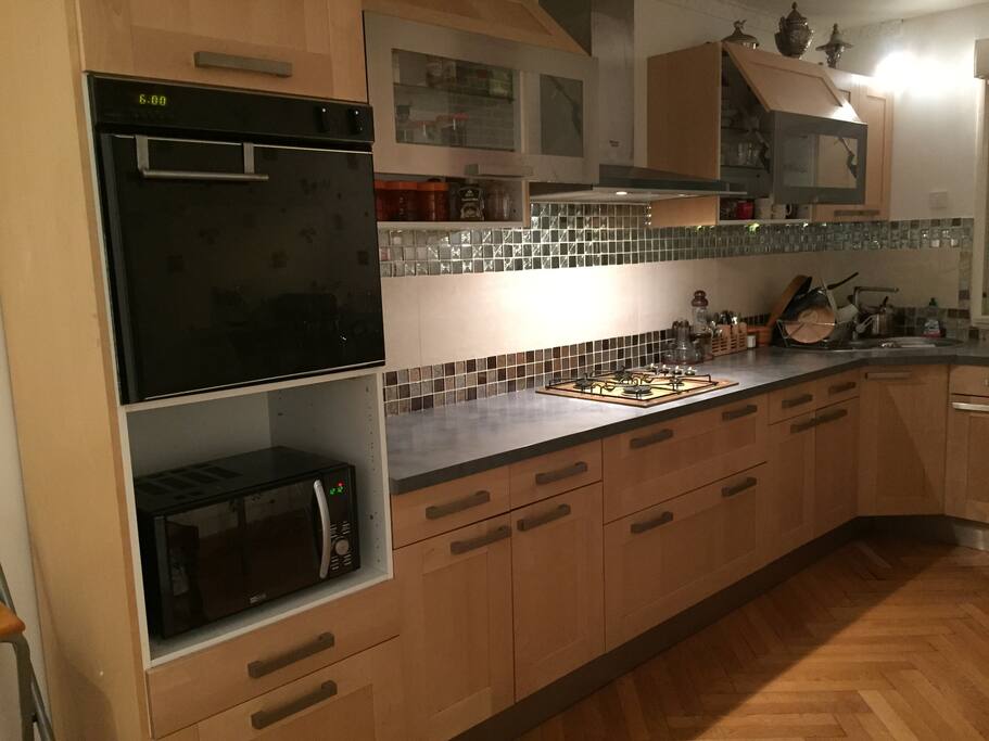 une grande cuisine avec coin repas