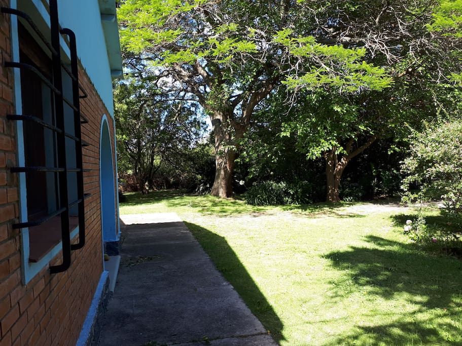 fachada y parte del jardín