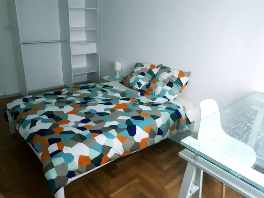 Chambre privée climatisée qui possède un volet roulant électrique.
