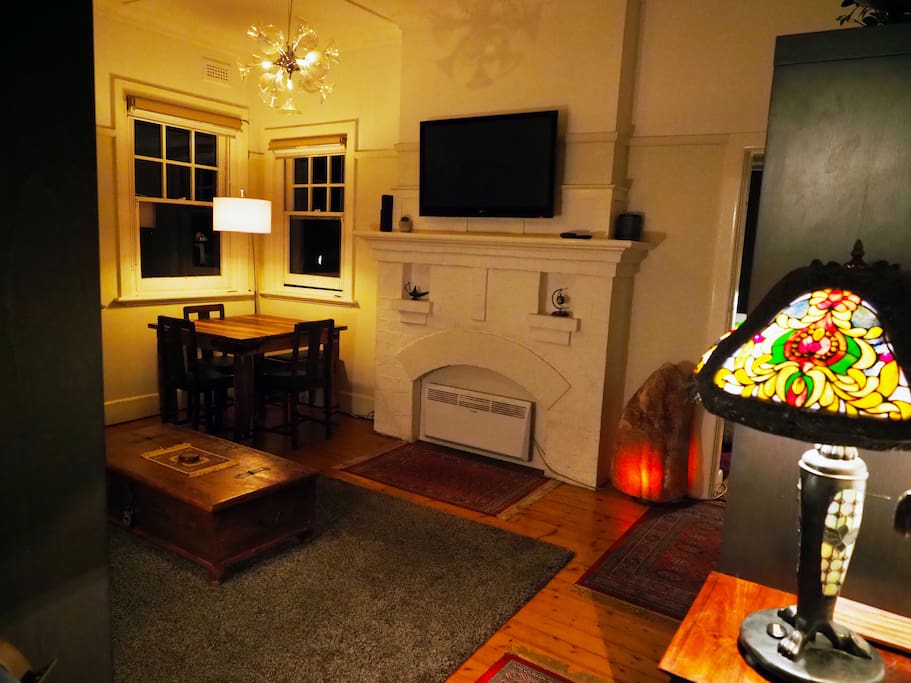 Welcome Home; Cosy Art Deco Lounge, high ceilings, beautiful lamps