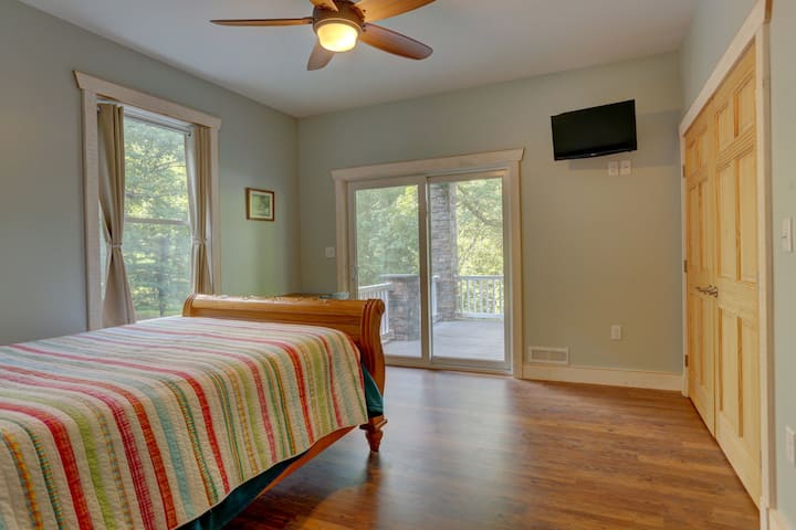 Chumba cha kulala cha ghorofa ya kati kina kitanda cha malkia na kutoka hadi sitaha ya kati kwa mtazamo wa bwawa. Hii ni mojawapo ya Vyumba 3 vya kulala kwenye ghorofa ya Kati.