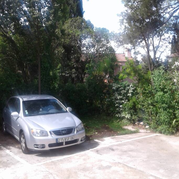 Parking privé.