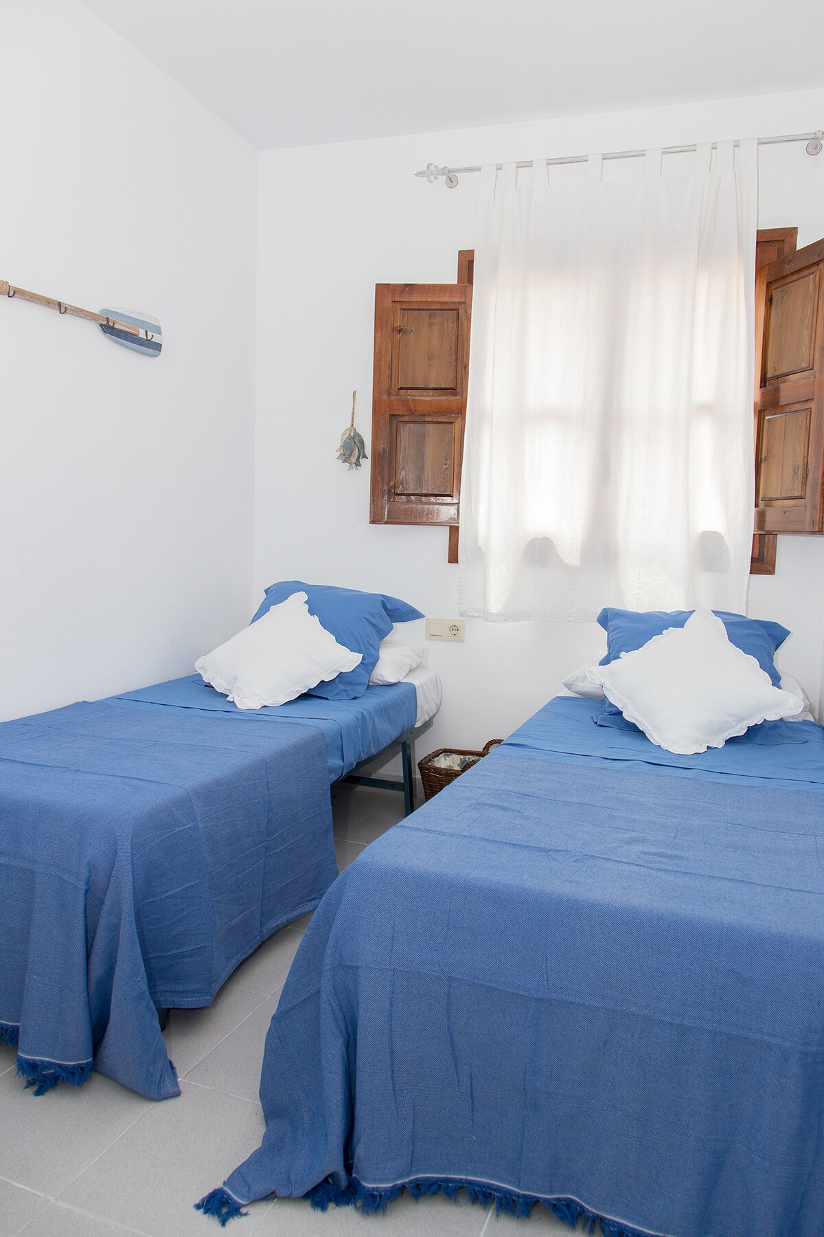 חדר שינה עם 2 מיטות יחיד ומזרן זיכרון. אידיאלי לילדים, בני זוג או חברים