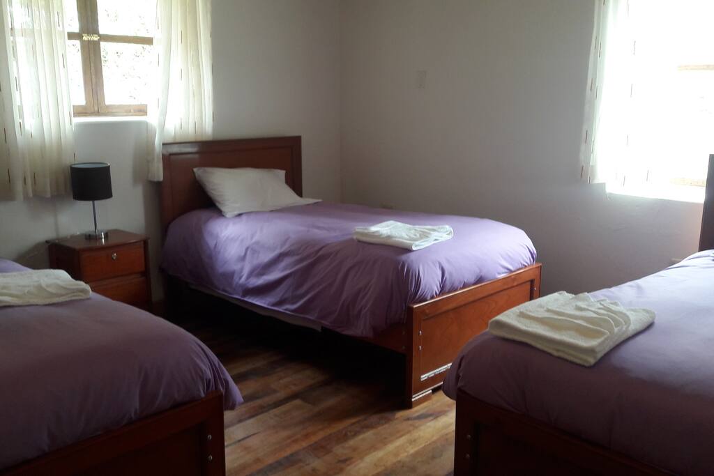 Habitación Cóndor. 3 camas con baño Segundo nivel.