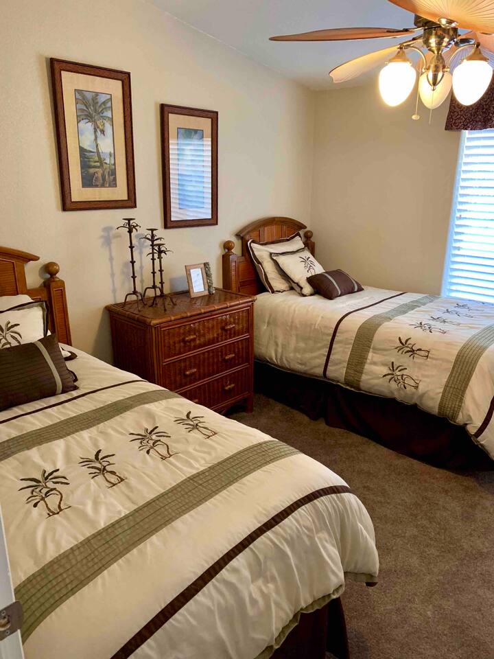 Dormitorio con dos camas individuales.