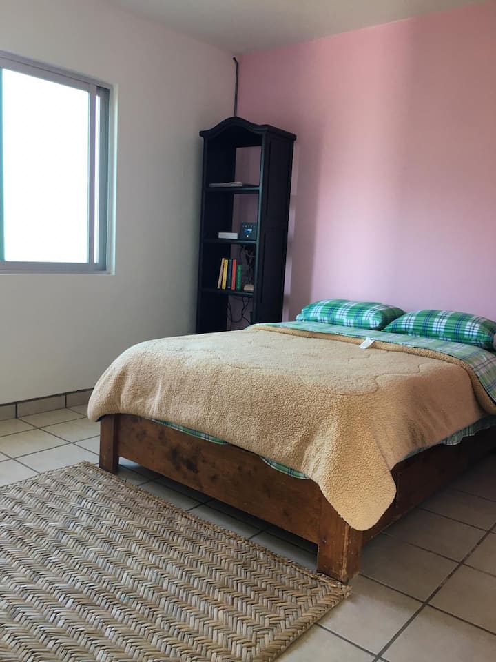 Საძინებელი როზა, ორადგილიანი საწოლით.