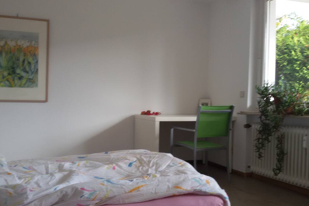 Bett Und Arbeitstisch