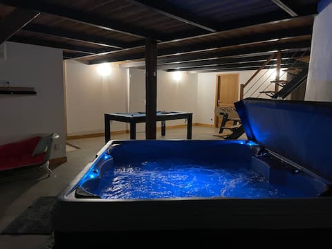 La Méjon de l'Incoura, cottage with hot tub for 8 people