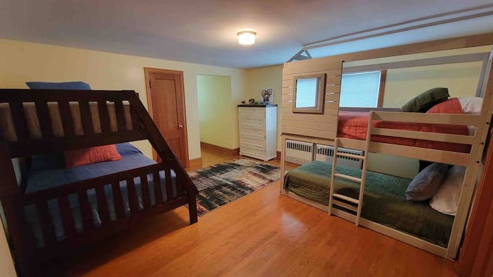 غرفة نوم للأطفال في الطابق العلوي ، 3 توأم 1 كامل