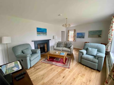 Top Airbnb: 2 bedroom seaside cottage with patio and parking in Nairn