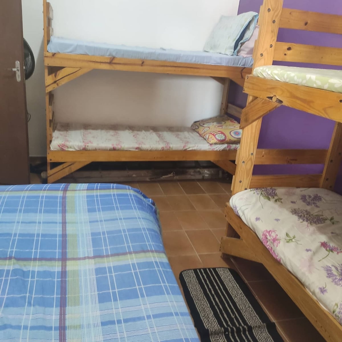 Ნომერი ორი ორსართულიანი საწოლით, ორადგილიანი საწოლით