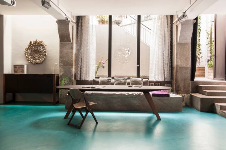 Poetic Stay: authentic artist loft – centre, quiet gallery image 2