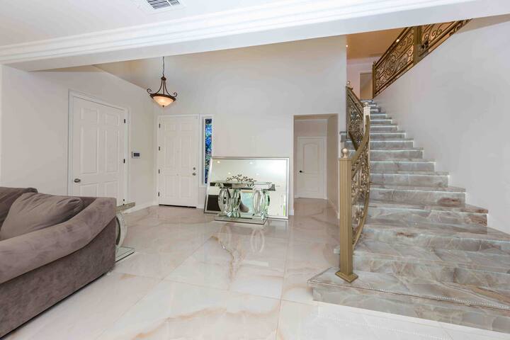 Luxury Pool Home, Magic Mountain gallery image 4