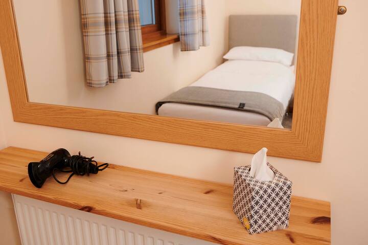 Საძინებელში ხელმისაწვდომია ფენი, ქსოვილები და უსბ როზეტები.