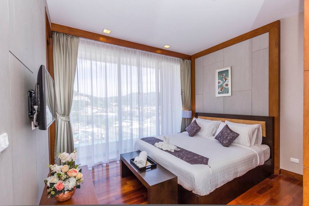 Master Bedroom Pool and Mountain view, en-suite bathroom