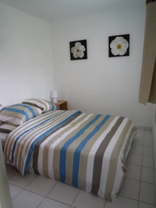 Chambre avec lit double (linge de lit non fourni, peut être loué)