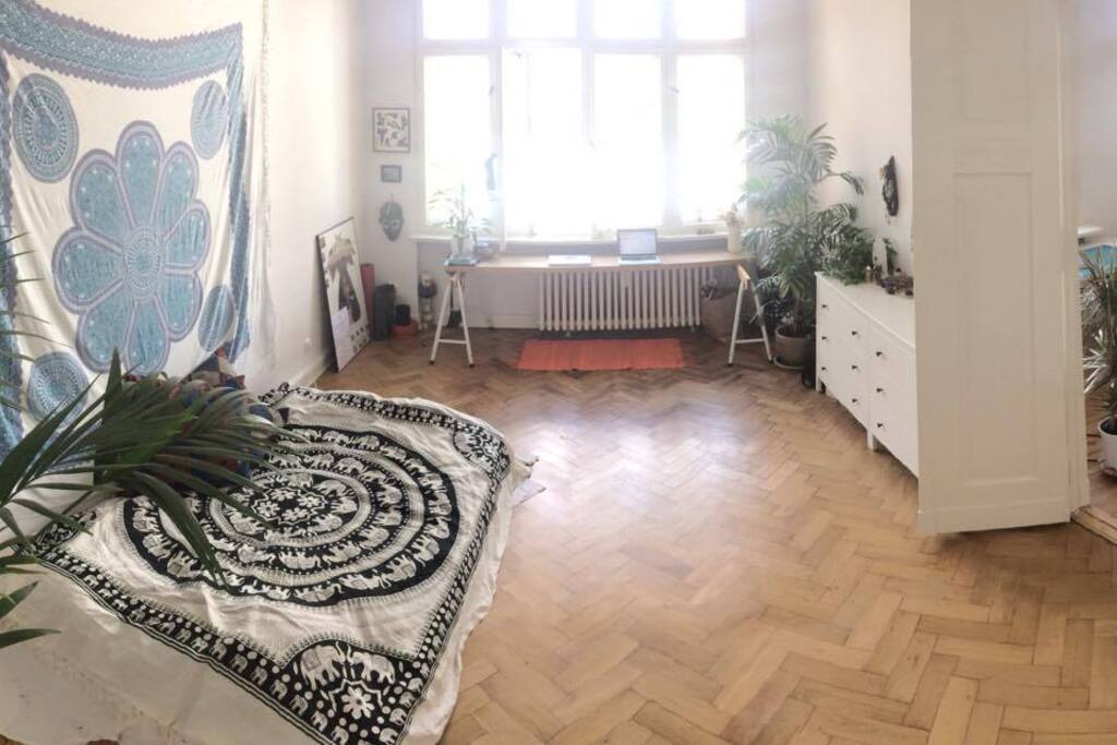 Bedroom w bed