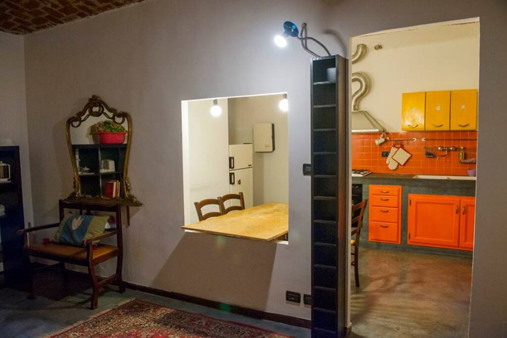Ingresso living con specchio d'epoca.