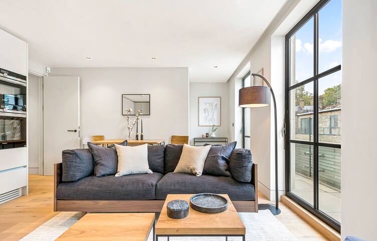 Luxurious Penthouse with Balcony in Bloomsbury gallery image 3