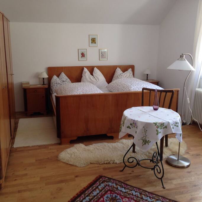 sehr geräumiges Zimmer mit Klavier
